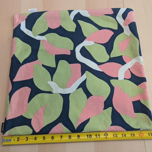 Marimekko KUKERO 100% Cotton Zip Pillow Cover 17"×17 1/2" floral green pink blac - Picture 2 of 9